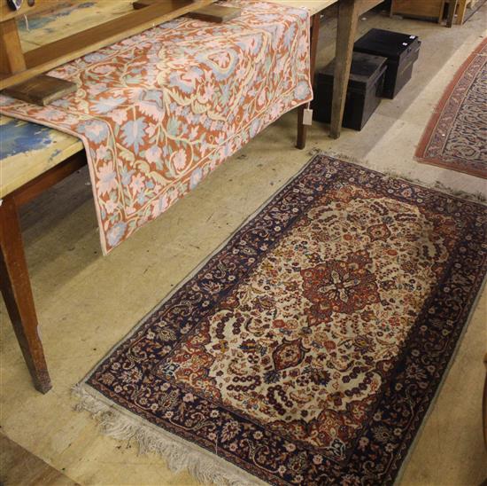 Blue & red pattern rug and needlework wall hanging(-)